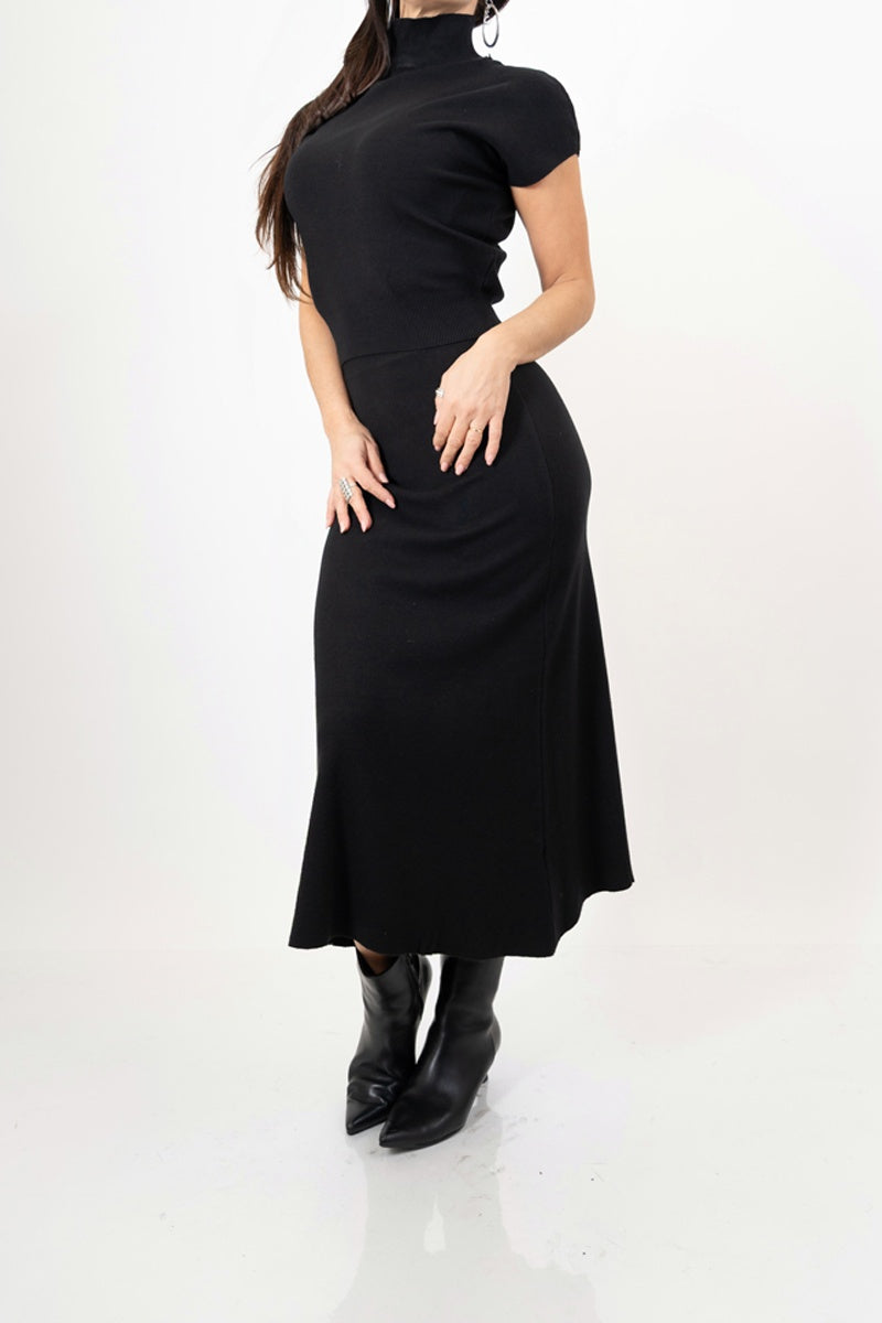 modella indossando Completo in maglia fine con dolcevita e gonna longuette in viscosa colore Nero Unica