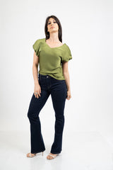 modella indossando Blusa effetto raso cangiante con scollo V e manica con cucitura interna colore