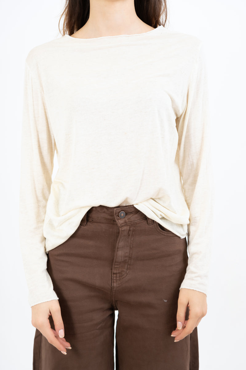 modella indossando Maglia over con scollo ampio in viscosa e cashmere con filo laminato colore