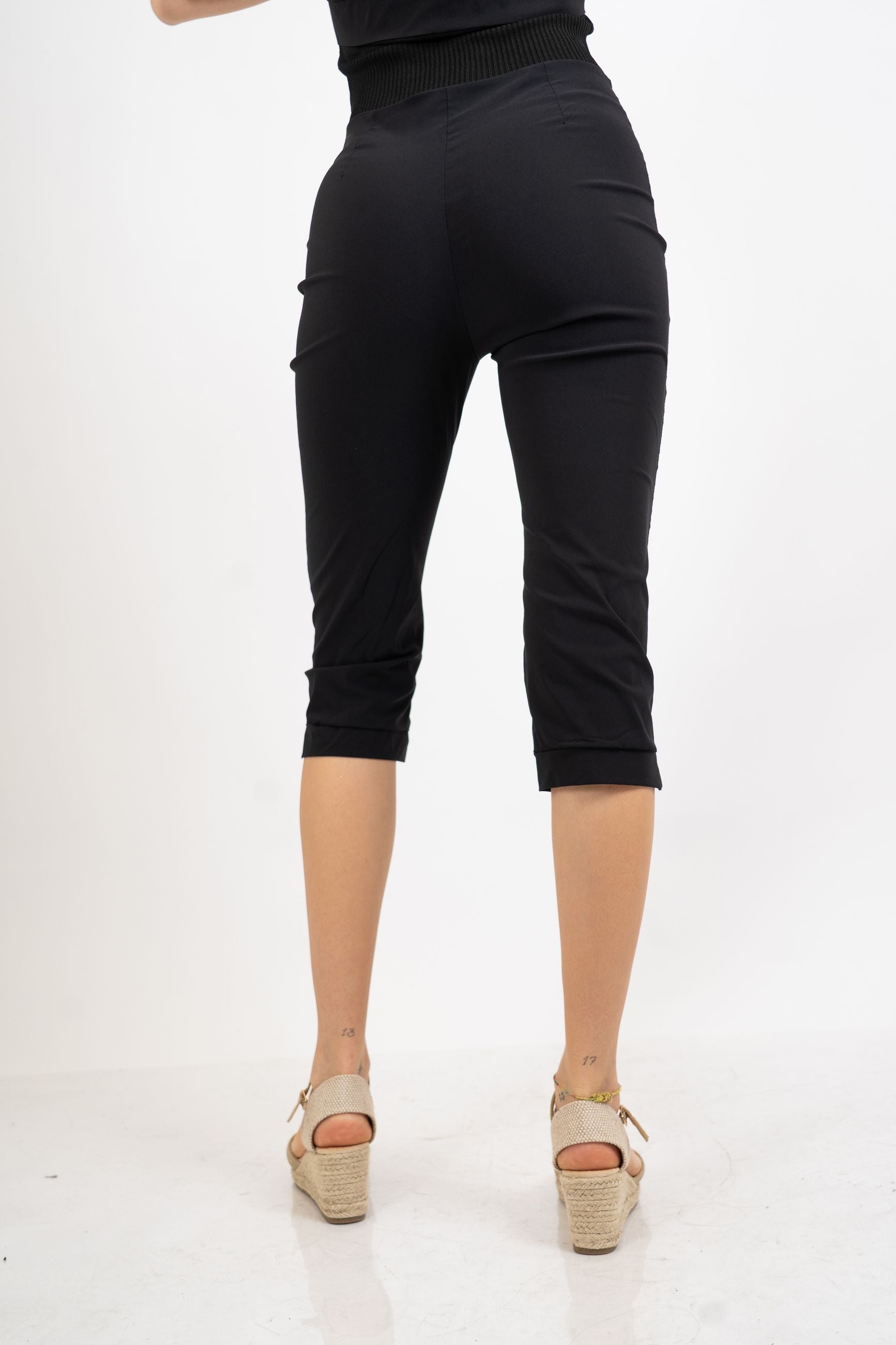 Pantalone Capri elasticizzato con spacchetto.