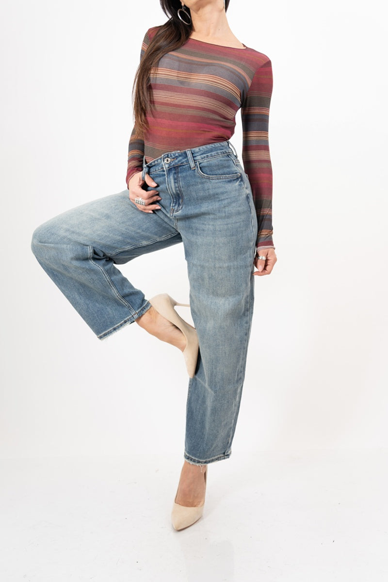 modella indossando Maglia a righe in misto cashmere Made in Italy colore