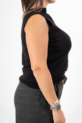 modella indossando Gilet smanicato in maglia viscosa con bordi a costina colore