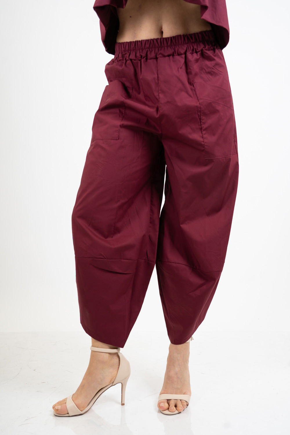 Pantalone ampio in cotone con tasconi e fondo con apertura laterale