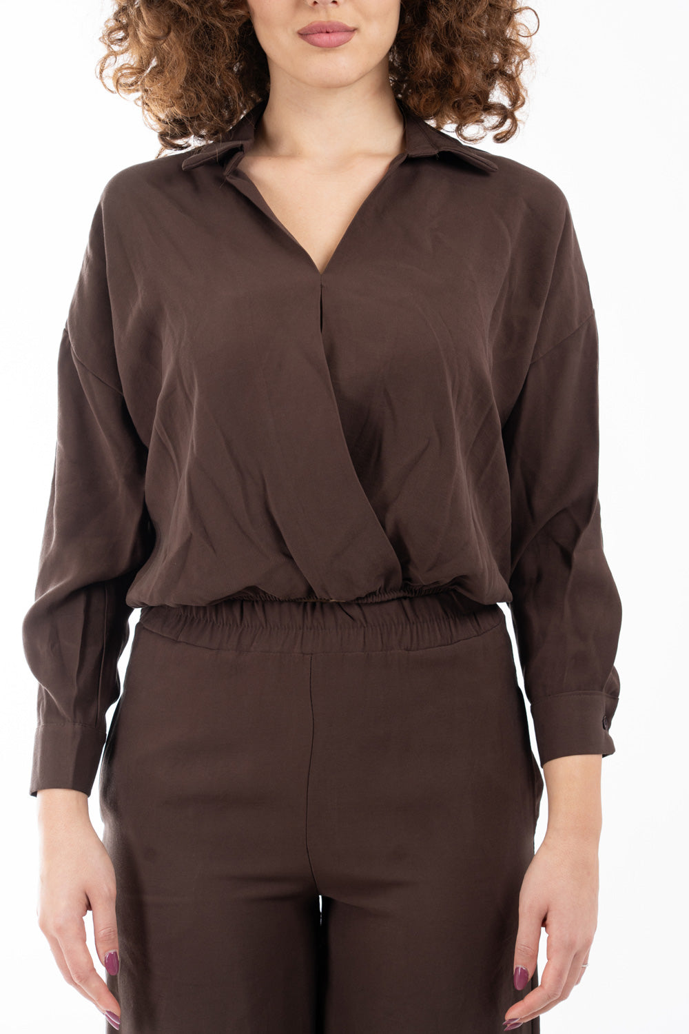 modella indossando Blusa con scollo incrociato e fondo elastico in misto viscosa colore Marrone Unica