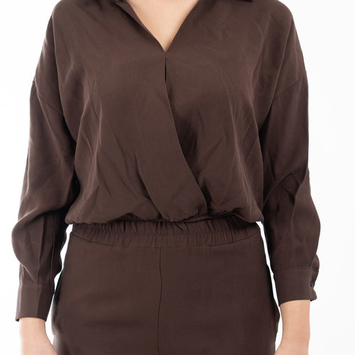 modella indossando Blusa con scollo incrociato e fondo elastico in misto viscosa colore Marrone Unica