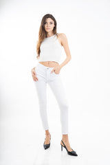 modella indossando Jeans dritto in cotone bianco elasticizzato con taglio pulito colore