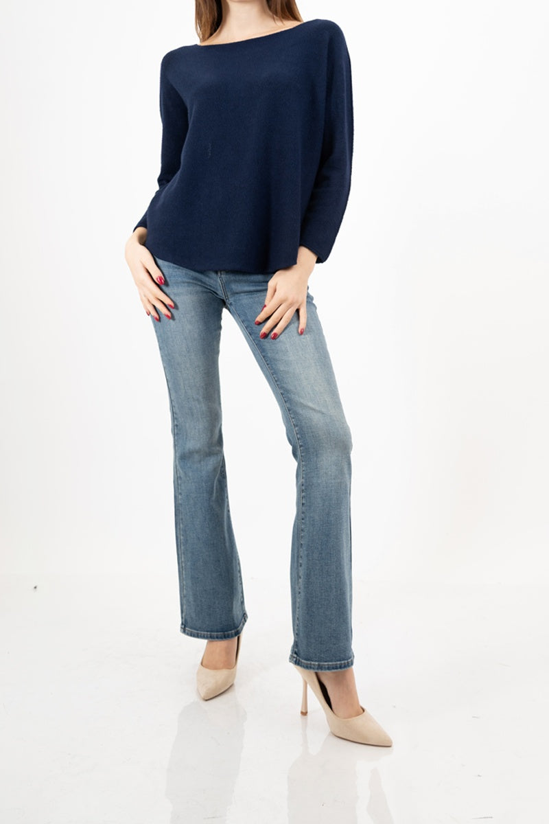 modella indossando Maglia over collo a barchetta con orlo stondato in viscosa colore