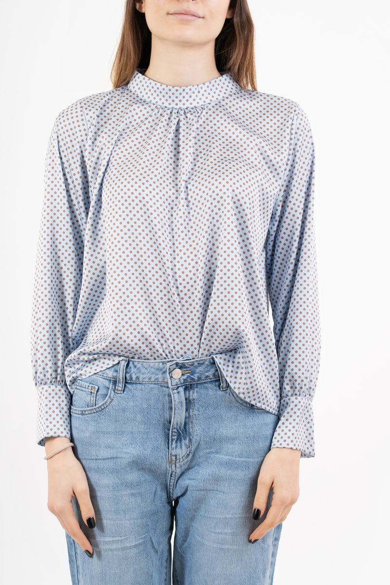 modella indossando Blusa in raso a pois con collo coreano e maniche arricciate colore Celeste Unica