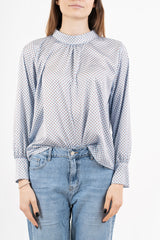 modella indossando Blusa in raso a pois con collo coreano e maniche arricciate colore Celeste Unica