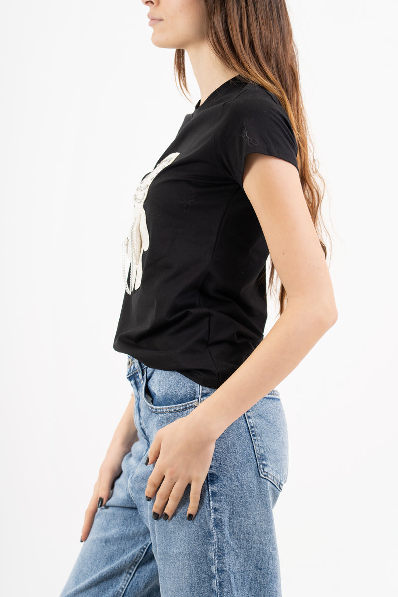 modella indossando T-shirt in cotone elasticizzato con orsetto gioiello applicato colore