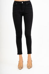 modella indossando Jeans ColorSkin Nero colore