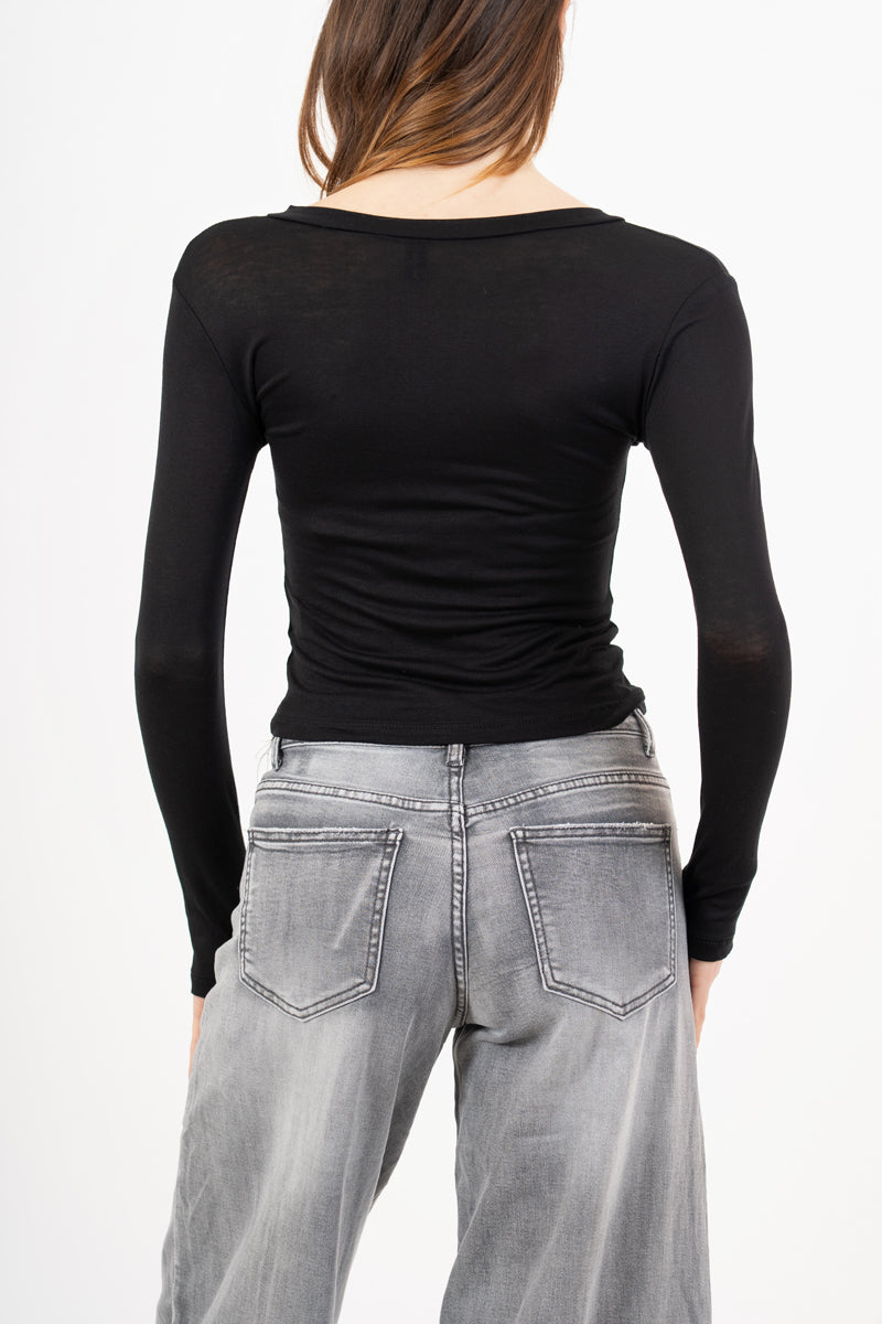 modella indossando Maglia corta serafino in cotone elasticizzato colore