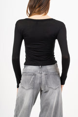 modella indossando Maglia corta serafino in cotone elasticizzato colore