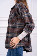 modella indossando Camicia Rivington Woodland in flanella colore