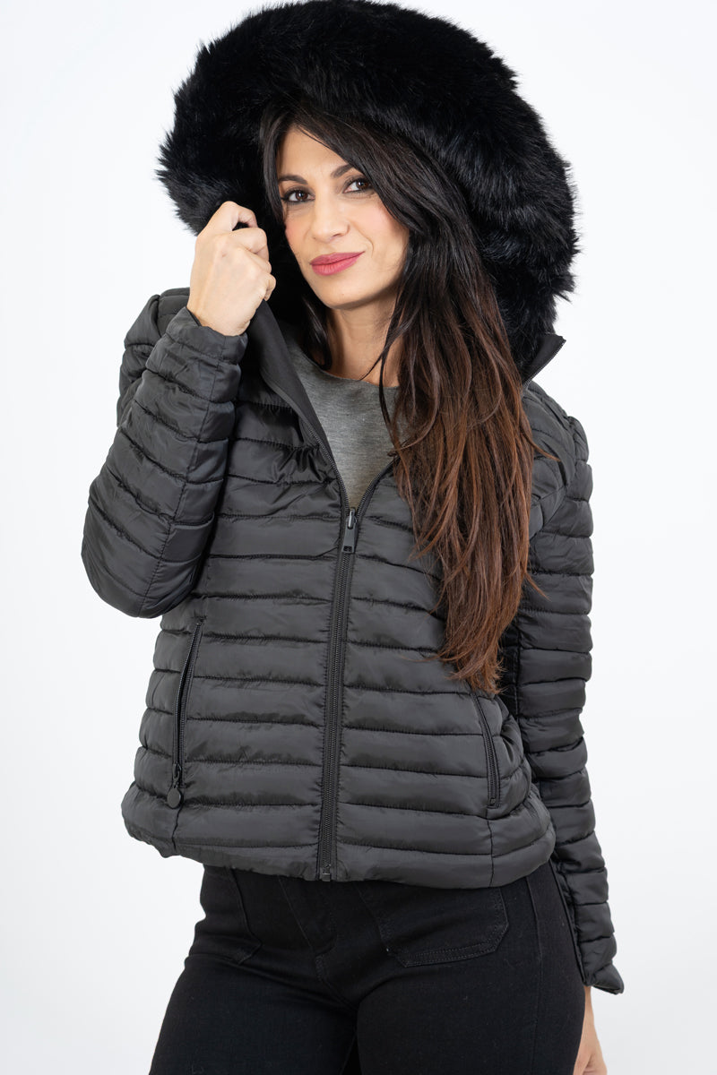 modella indossando Piumino nero double-face corto avvitato con cappuccio e pelliccia rimovibile colore