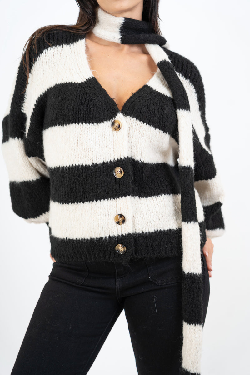 modella indossando Cardigan a righe in misto lana con sciarpa coordinata colore