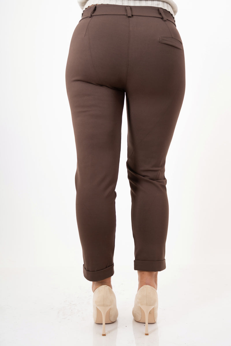 modella indossando Pantaloni Punto Milano Elegance – Marrone colore