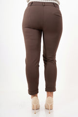 modella indossando Pantaloni Punto Milano Elegance – Marrone colore