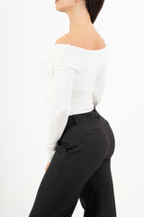 modella indossando Body con scollo portafoglio in maglina elasticizzata colore