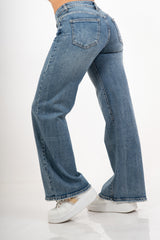 modella indossando Jeans straight leg in denim morbido con fondo used colore