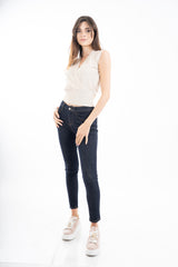 modella indossando Jeans slim dritto in cotone elasticizzato lavaggio scuro colore