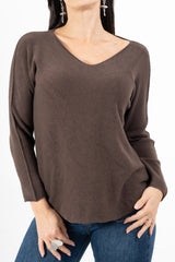 modella indossando Maglia over con scollo a V e orlo stondato in viscosa colore Marrone Unica