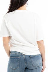 modella indossando T-shirt scritta “Se parli male di me ti prego esagera” colore