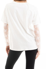 modella indossando Maglia over in cotone elasticizzato con manica lunga in pizzo colore