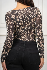 modella indossando Maglia Aveline Ocelot in misto cashmere colore