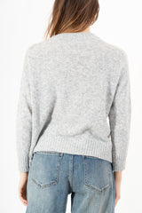 modella indossando Maglione girocollo con scritta “Ho sempre ragione” in misto lana Made in Italy colore