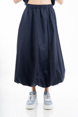 modella indossando Gonna a palloncino in cotone leggero con elastico in vita colore Blu Unica