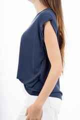 modella indossando T-shirt morbida in viscosa elasticizzata con manica risvoltata colore