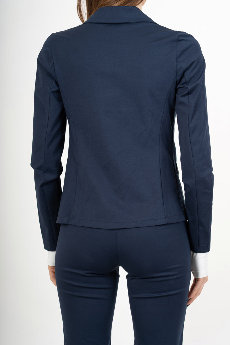 modella indossando Giacca blu elasticizzata due bottoni in misto cotone colore