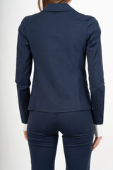 modella indossando Giacca blu elasticizzata due bottoni in misto cotone colore