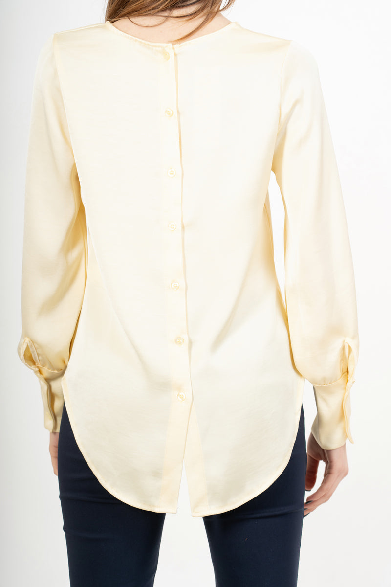 modella indossando Blusa over in raso cangiante con maniche palloncino colore