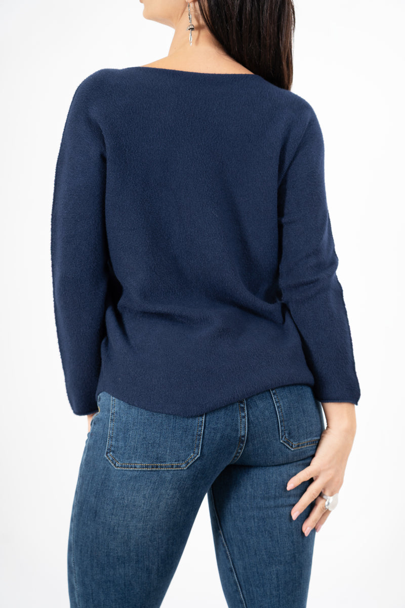 modella indossando Maglia over con scollo a V e orlo stondato in viscosa colore