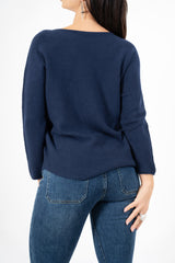 modella indossando Maglia over con scollo a V e orlo stondato in viscosa colore