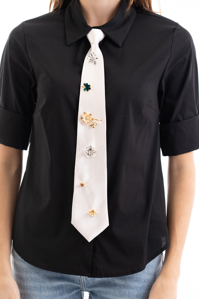 modella indossando Cravatta raso gioiello con applicazioni decorative colore Rosa-Chiaro Unica