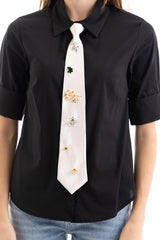 modella indossando Cravatta raso gioiello con applicazioni decorative colore Rosa-Chiaro Unica