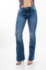 modella indossando Jeans flare push-up in denim elasticizzato a vita media colore