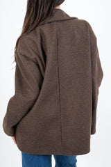 modella indossando Cappotto corto doppiopetto in panno morbido colore