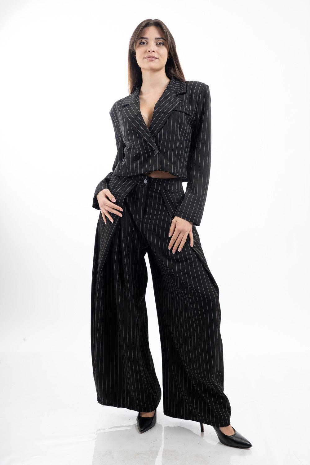 modella indossando Pantalone palazzo gessato a portafoglio con pinces colore