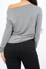 modella indossando Maglia over con scollo ampio in viscosa e cashmere con filo laminato colore