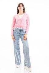 modella indossando Giacchino corto in filato primaverile con scollo a V e bottoni colore