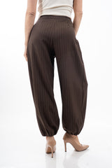modella indossando Pantalone carrot gessato con pinces e fondo elasticizzato colore