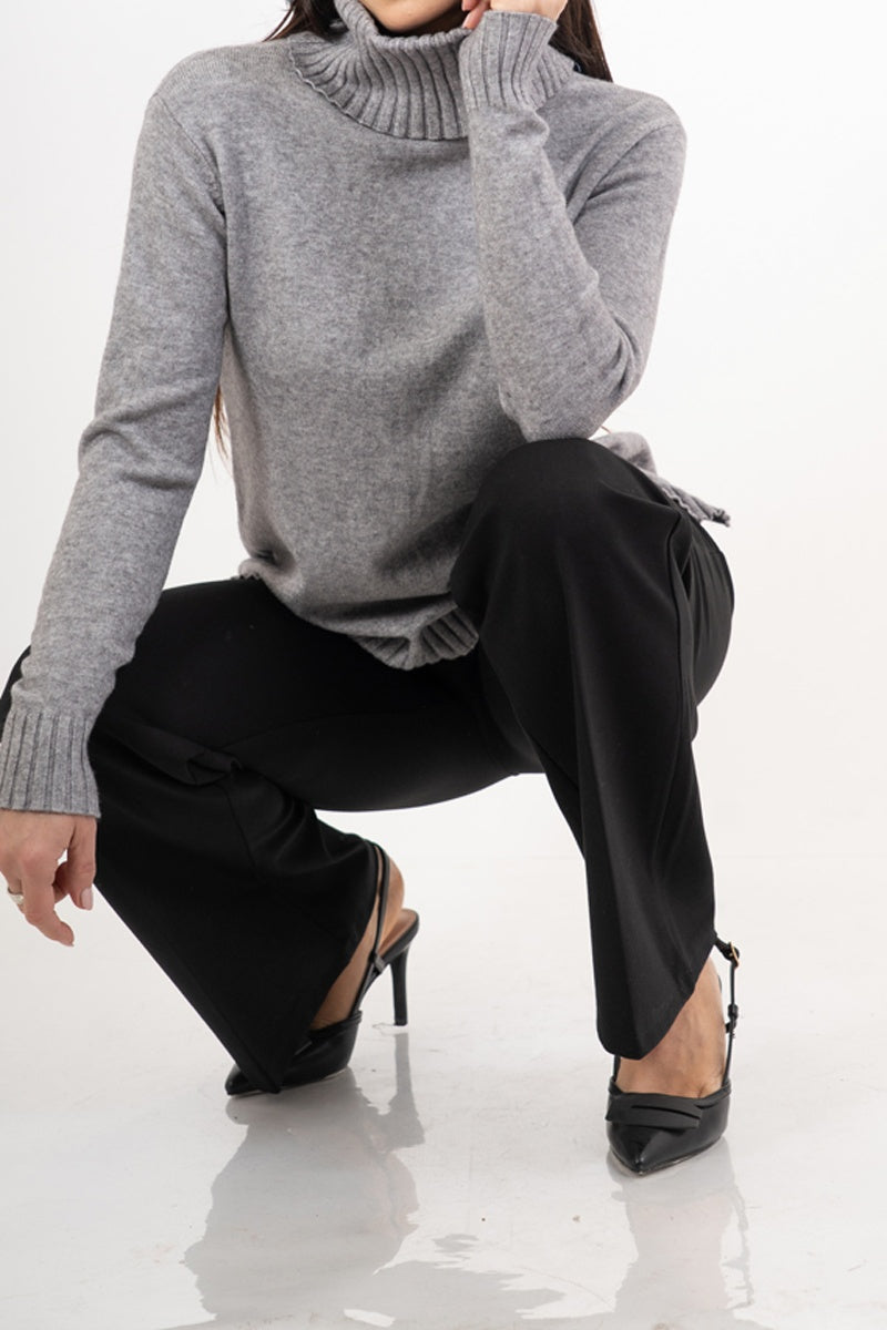 modella indossando Maglione over con collo alto in filato morbido e caldo colore