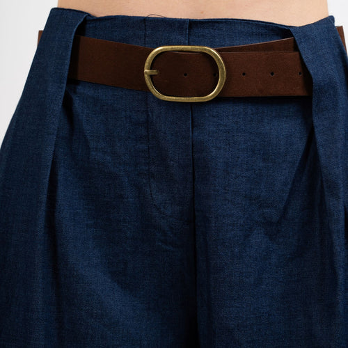modella indossando Cintura scamosciata fibbia vintage colore Marrone Unica