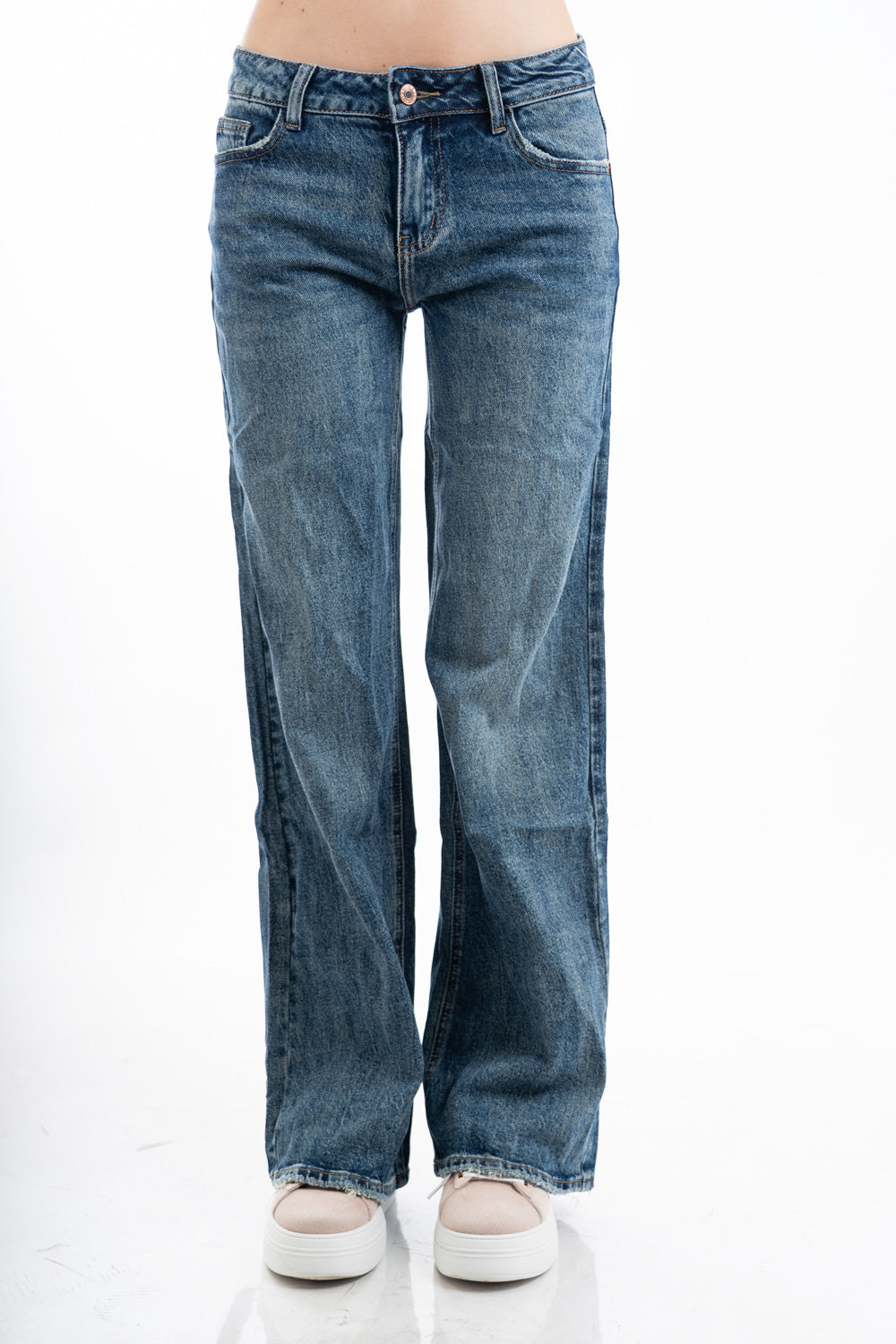 modella indossando Jeans flare vita bassa a gamba ampia in denim morbido colore