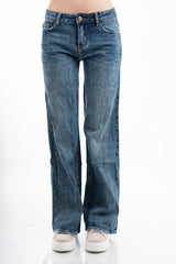 modella indossando Jeans flare vita bassa a gamba ampia in denim morbido colore