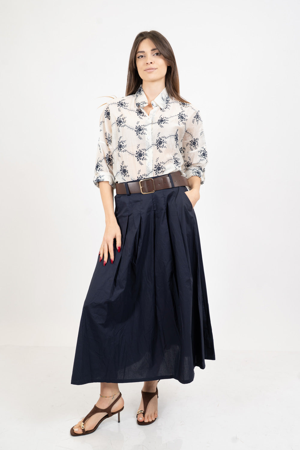 Camicia ampia in tencel velato con ricami floreali.